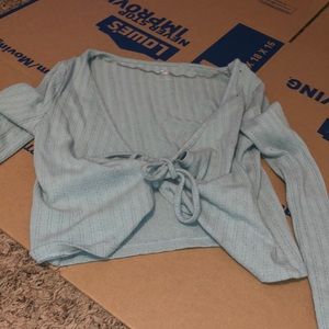 So medium long sleeved front tie sweater